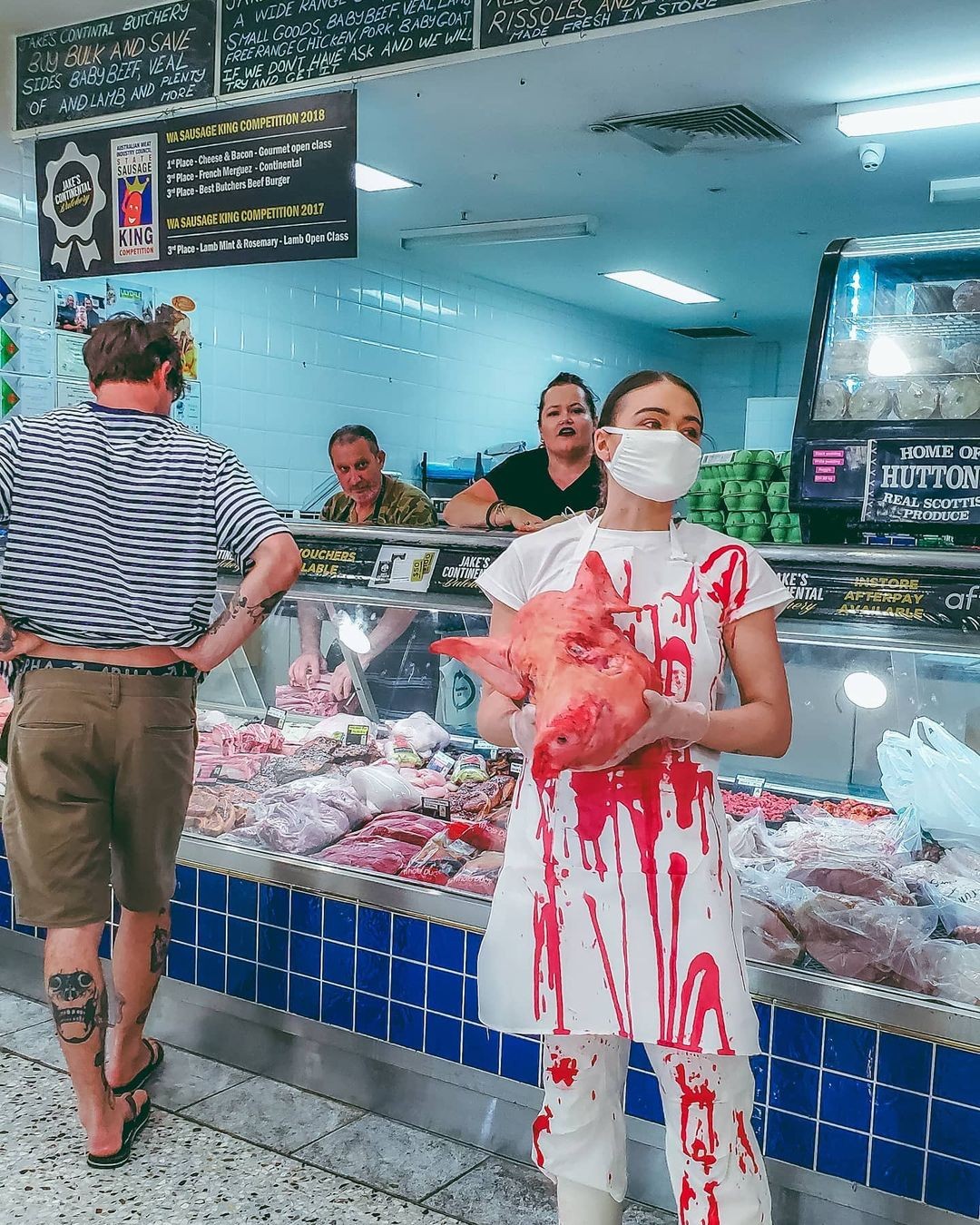 ▲▼彼德森曾經舉著血淋淋的豬頭，在肉店前穿上潑滿假血的白衣進行抗議。（圖／翻攝自Instagram@vganbooty）