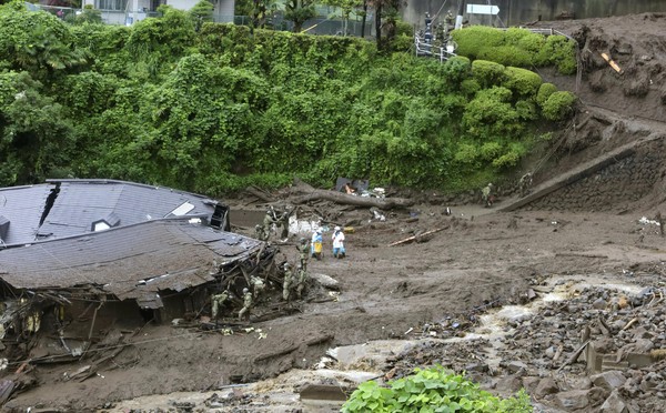 ▲▼ 日本靜岡縣熱海市發生大規模土石流，搜救行動持續。（圖／路透）
