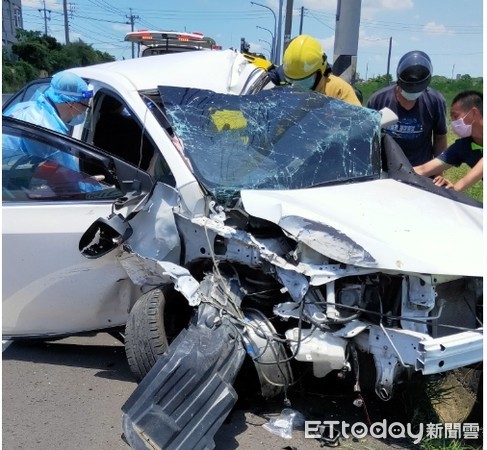 ▲嘉義縣六腳鄉嚴重車禍。（圖／讀者提供）