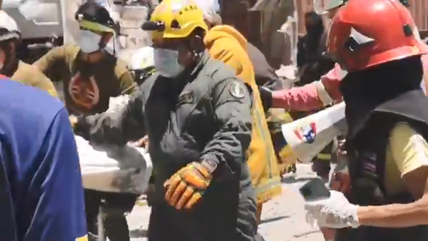 ▲▼泰國台資明諦化學公司發生爆炸，一名消防救援人員殉職，多人將遺體合力抬出。（圖／翻攝自推特／@JournalistSahab）