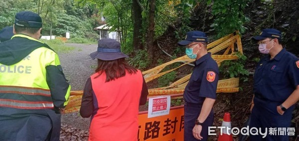 ▲潮州警方勸離到來義戲水遊客             。（圖／記者陳崑福翻攝，以下同）