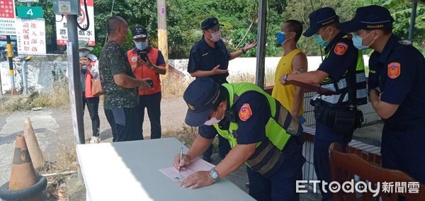 ▲潮州警方勸離到來義戲水遊客             。（圖／記者陳崑福翻攝，以下同）