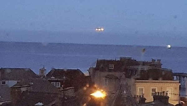 ▲▼英國一名學生在德文郡海邊發現UFO。（圖／翻攝自推特／Matthew James）