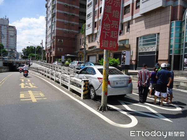 ▲雲林斗六市西平路地下道又傳小客車卡在機車道的交通事故，一輛自小客車行經該處，不慎誤闖機車道，造成整輛車直接卡住動彈不得。（圖／記者蔡佩旻翻攝）