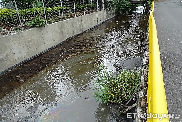 ▲排水溝遭汙染成「黑龍江」。（圖／記者楊漢聲翻攝）