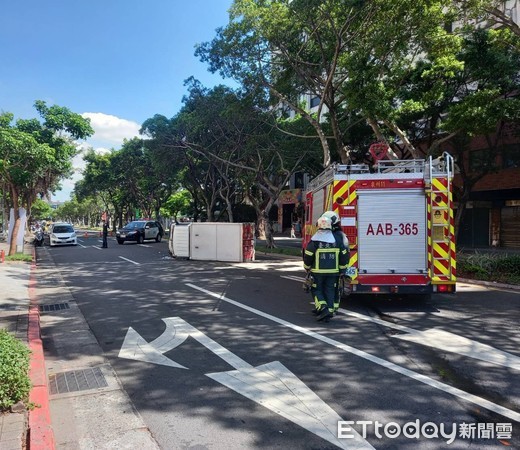 ▲5日清晨重慶南路二段南海路口前發生一起貨車遭擦撞翻覆意外，所幸駕駛僅輕傷。（圖／記者張君豪翻攝）