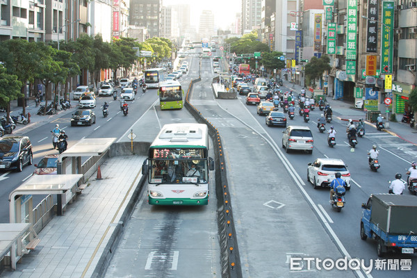 ▲▼疫情,三級警戒,微解封,下班車潮。（圖／記者周宸亘攝）