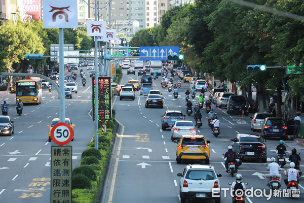 ▲▼疫情,三級警戒,微解封,下班車潮。（圖／記者周宸亘攝）