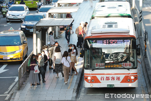 ▲▼疫情,三級警戒,微解封,大眾運輸,公車,民眾。（圖／記者周宸亘攝）