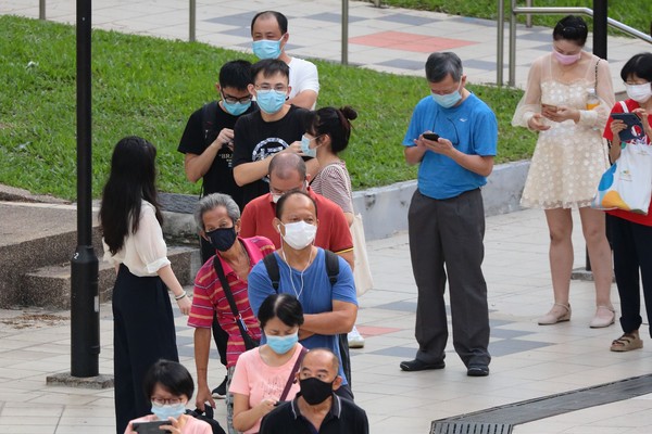 ▲▼新加坡民眾排隊等待接種中國科興疫苗。（圖／達志影像）