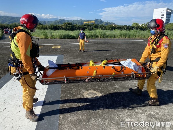 ▲台中登山隊員於守城大山傳出暴斃不幸，空勤總隊出動直升機吊掛遺體。（圖／民眾提供）