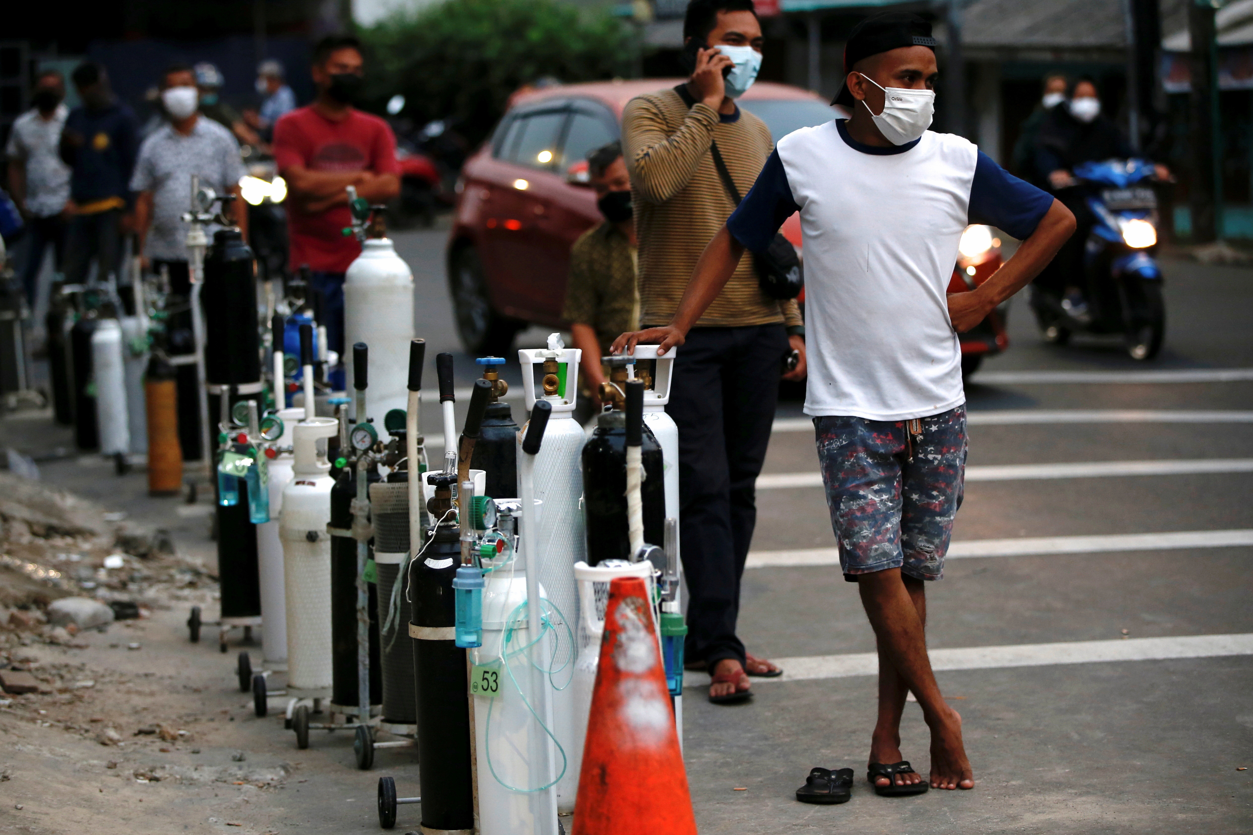 ▲▼印尼雅加達民眾在氧氣補給站排隊。（圖／路透）