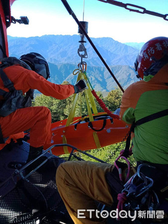 ▲▼台中登山隊員於守城大山傳出暴斃不幸，空勤總隊出動直升機吊掛遺體。（圖／民眾提供）