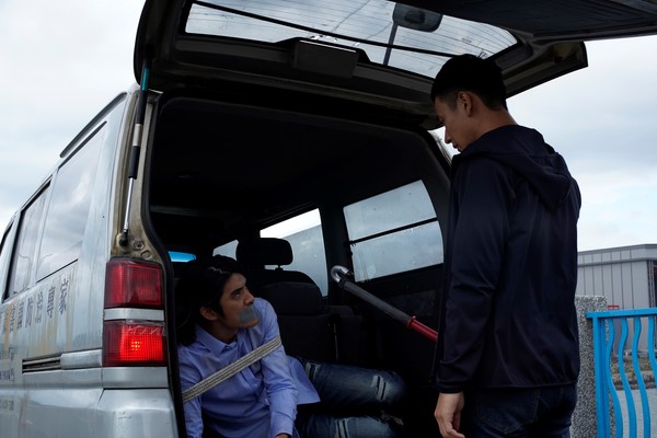 ▲▼《第三佈局 塵沙惑》劉冠廷徹底黑化動私刑。（圖／CATCHPLAY）