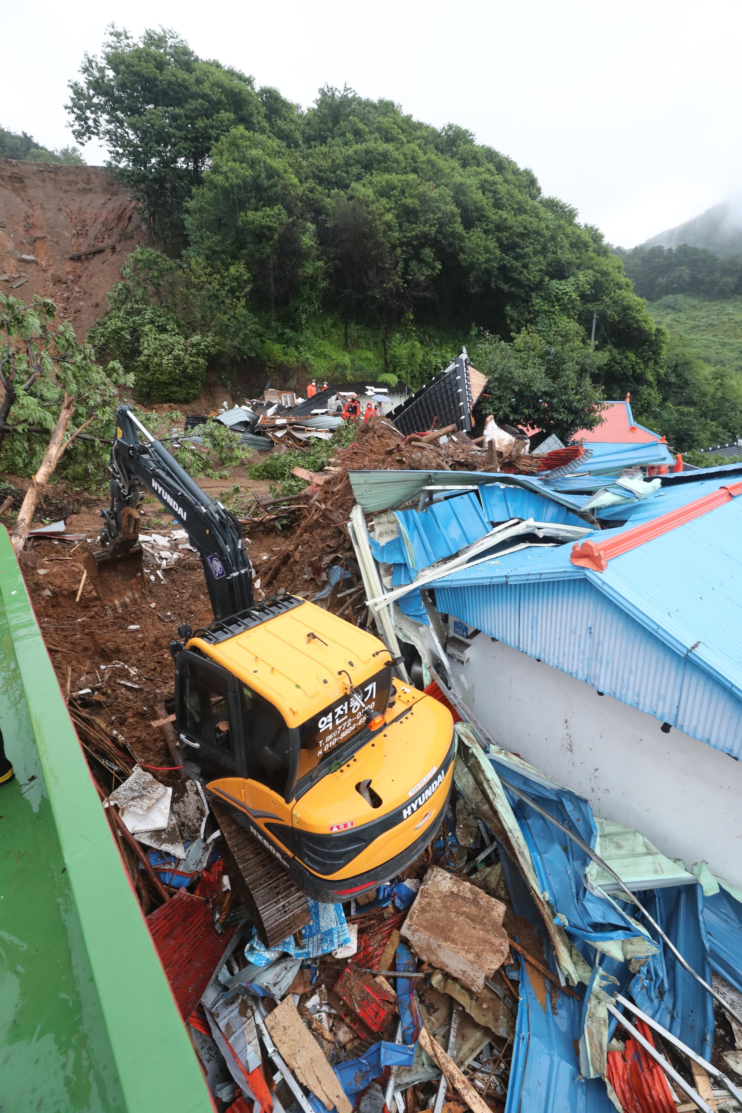 ▲▼南韓全羅南道受到梅雨侵襲，光陽市某深山發生土石流，80多歲老婦遭活埋死亡。（圖／志影像／newscom）