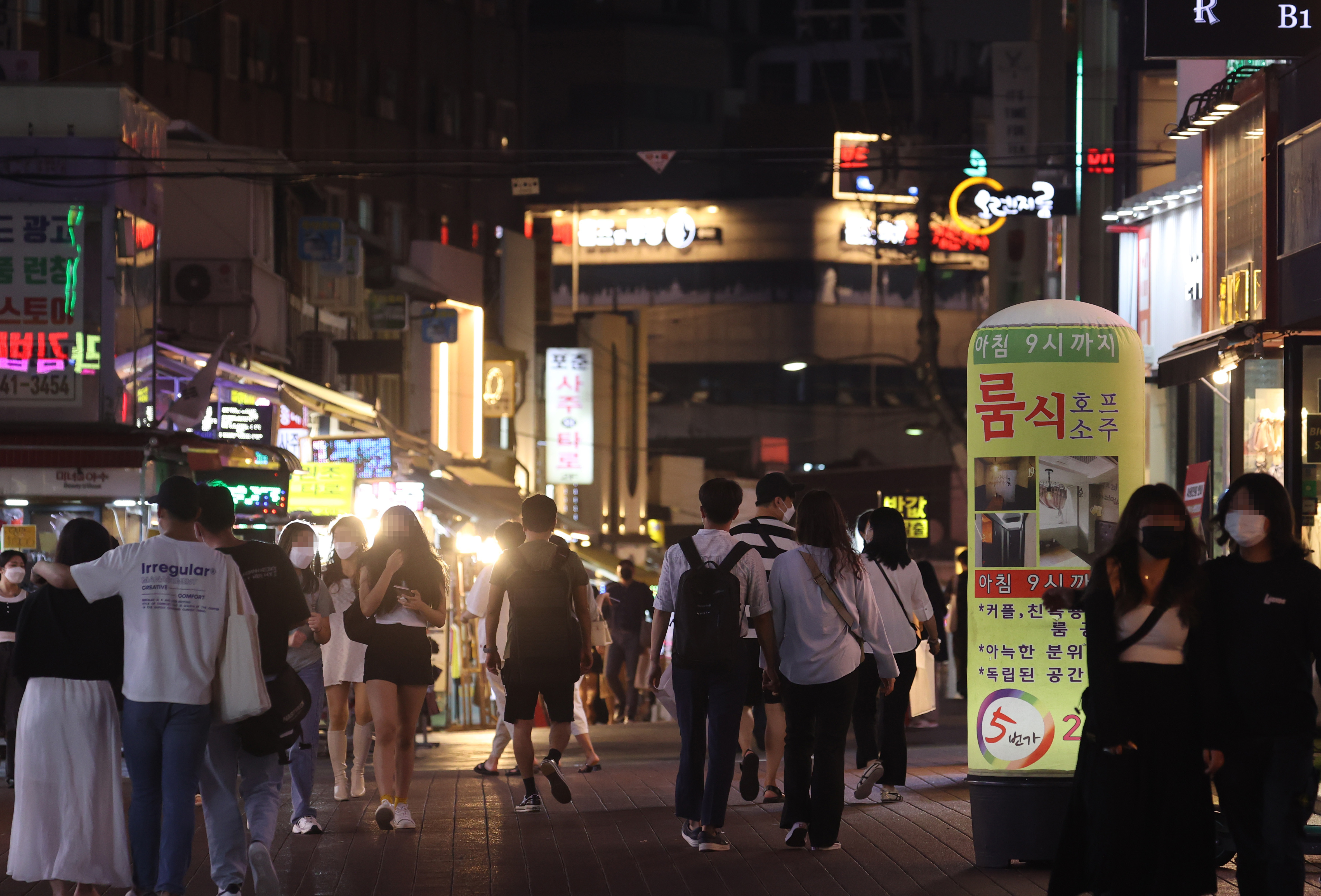 ▲▼南韓民眾出現防疫疲勞，年輕族群6日湧入首爾弘大商圈逛街。（圖／達志影像）
