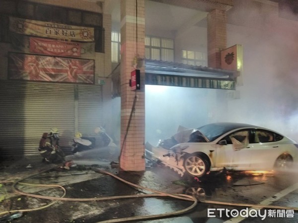 ▲台南市仁德區傳出火燒車事件，1部特斯拉電動車，疑發生車禍車頭撞毀起火。（圖／記者林悅翻攝，下同）