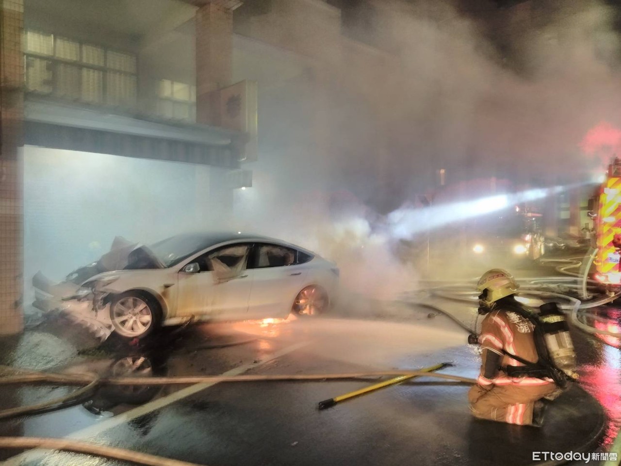▲台南市仁德區傳出火燒車事件，1部特斯拉電動車，疑發生車禍車頭撞毀起火。（圖／記者林悅翻攝，下同）