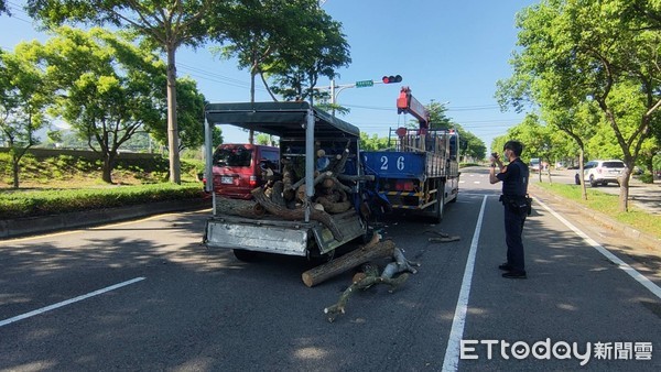 ▲小貨車追撞力道強大，整輛車車頭扭曲變形，後方1根木頭穿破玻璃，插進駕駛座上方隔板。（圖／記者黃孟珍翻攝）