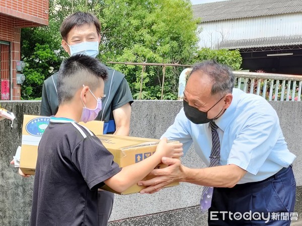 ▲▼慈濟結合雲林縣府關懷弱勢學童家庭暑期營養，提供2132戶安心生活箱、健康蔬果箱。（圖／慈濟基金會提供）