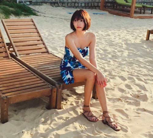 ▲▼曾智希穿著白色平肩包臀洋裝，貼身剪裁更凸顯完美身材比例             。（圖／翻攝自曾智希IG／CHOYeR曲易）