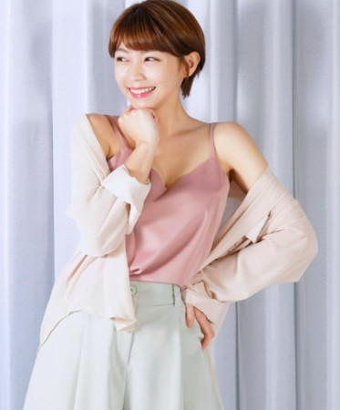 ▲▼曾智希穿著白色平肩包臀洋裝，貼身剪裁更凸顯完美身材比例             。（圖／翻攝自曾智希IG／CHOYeR曲易）