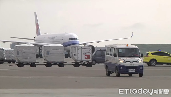 華航載運62萬劑AZ班機抵台。（圖／ETtoday攝影中心）