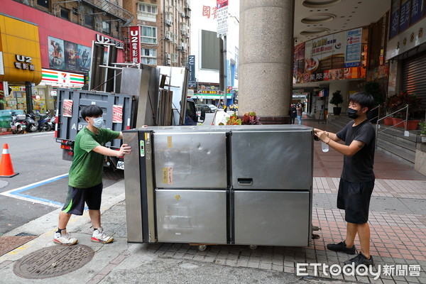 ▲▼新冠疫情衝擊，倒店潮一波接一波。知名KTV業者星聚點位於西門町的分店，撐不過疫情宣布結束營業。配合廠商已經進駐進行設備拆除工作，西門町地標景點又少了一個。（圖／記者湯興漢攝）