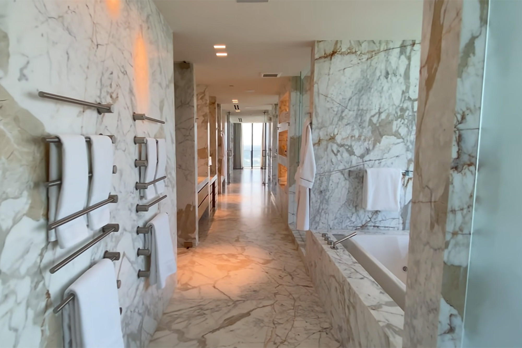 ▲▼ 美國邁阿密費希爾島一套豪宅的浴室，價值100萬美元。（圖／翻攝自抖音）