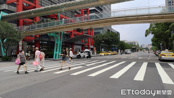 ▲▼信義區車潮人潮             。（圖／記者陳家豪攝）