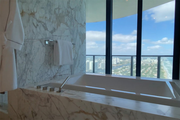▲▼ 美國邁阿密費希爾島一套豪宅的浴室，價值100萬美元。（圖／翻攝自抖音）