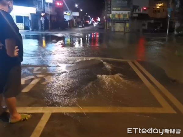 ▲▼受地震影響，路面裂開地下水管爆裂，水不斷沖出路面，現場一片汪洋。（圖／記者王兆麟翻攝，下同）