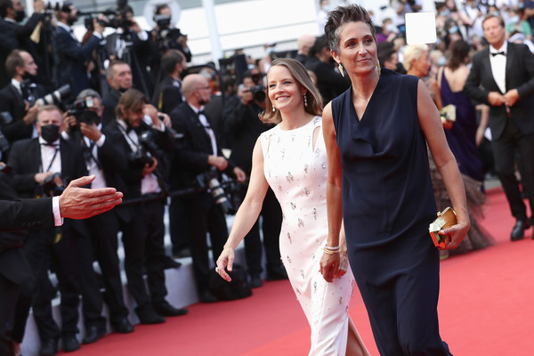 ▲▼坎城影展終身成就獎－茱蒂佛斯特（Jodie Foster）帶著妻子亞莉珊卓海德森（Alexandra Hedison）走紅毯。（圖／CFP）