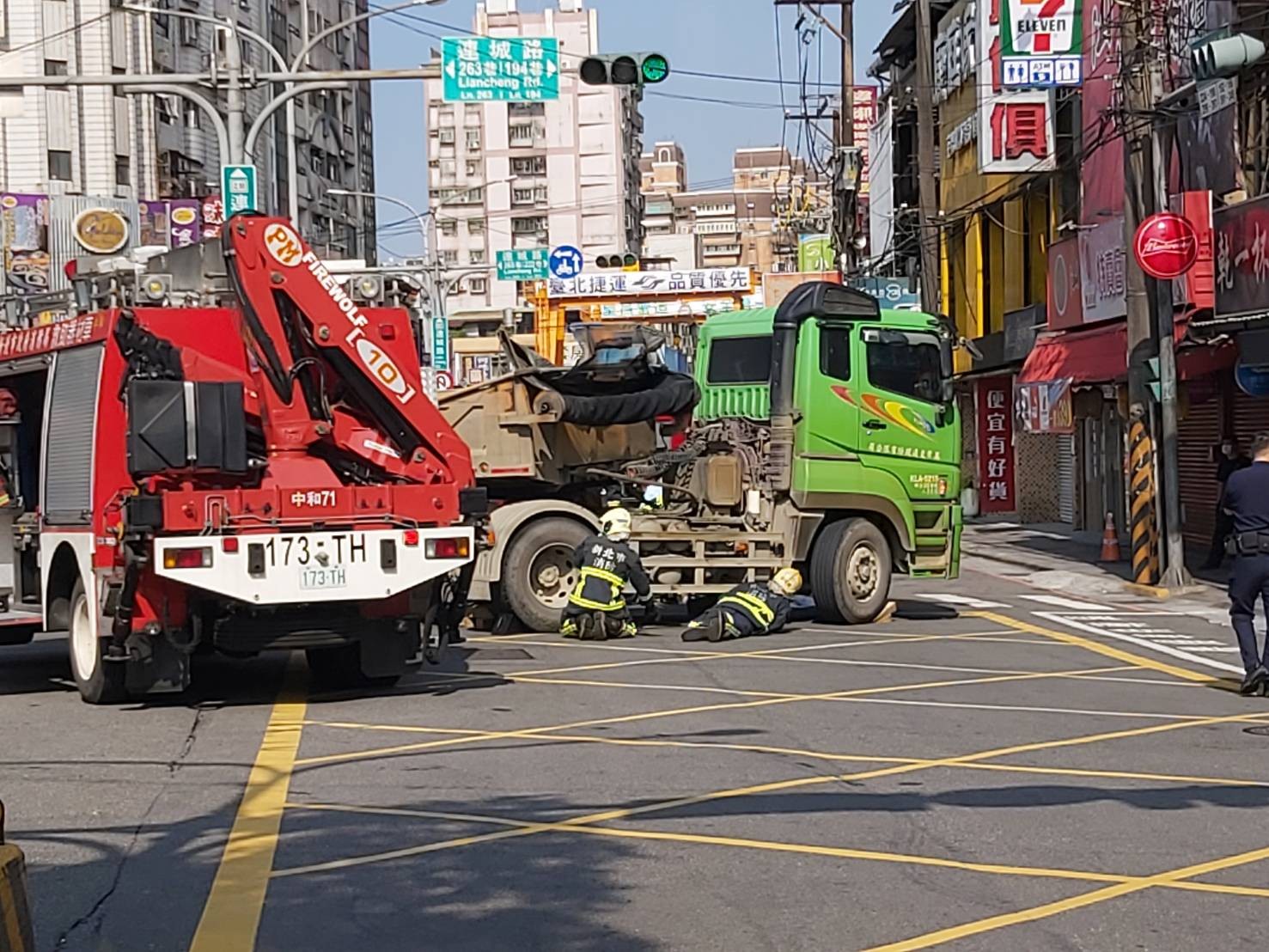 ▲▼新北中和車禍。（圖／翻攝記者爆料網）