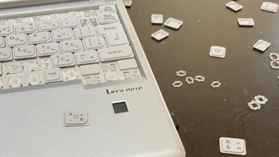 2歲女兒凌晨爬起玩電腦！　爸睡醒見「筆電鍵盤全被拆光」超崩潰
