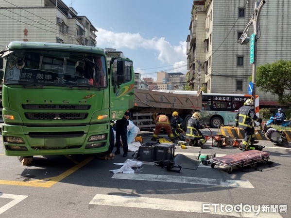 ▲▼新北連城路8日上午發生車禍。（圖／記者游宗樺翻攝）