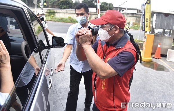 ▲ 台北市環南市場出現新冠肺炎群聚感染確診案例，指揮中心決定針對批發市場相關從業人員與攤商展開第2次的PCR核酸篩檢，由亞東醫院團隊負責設立篩檢站，執行PCR採檢任務，環南市場自治會長林勝東陪同市長視察篩檢作業。 。（圖／記者李毓康攝）