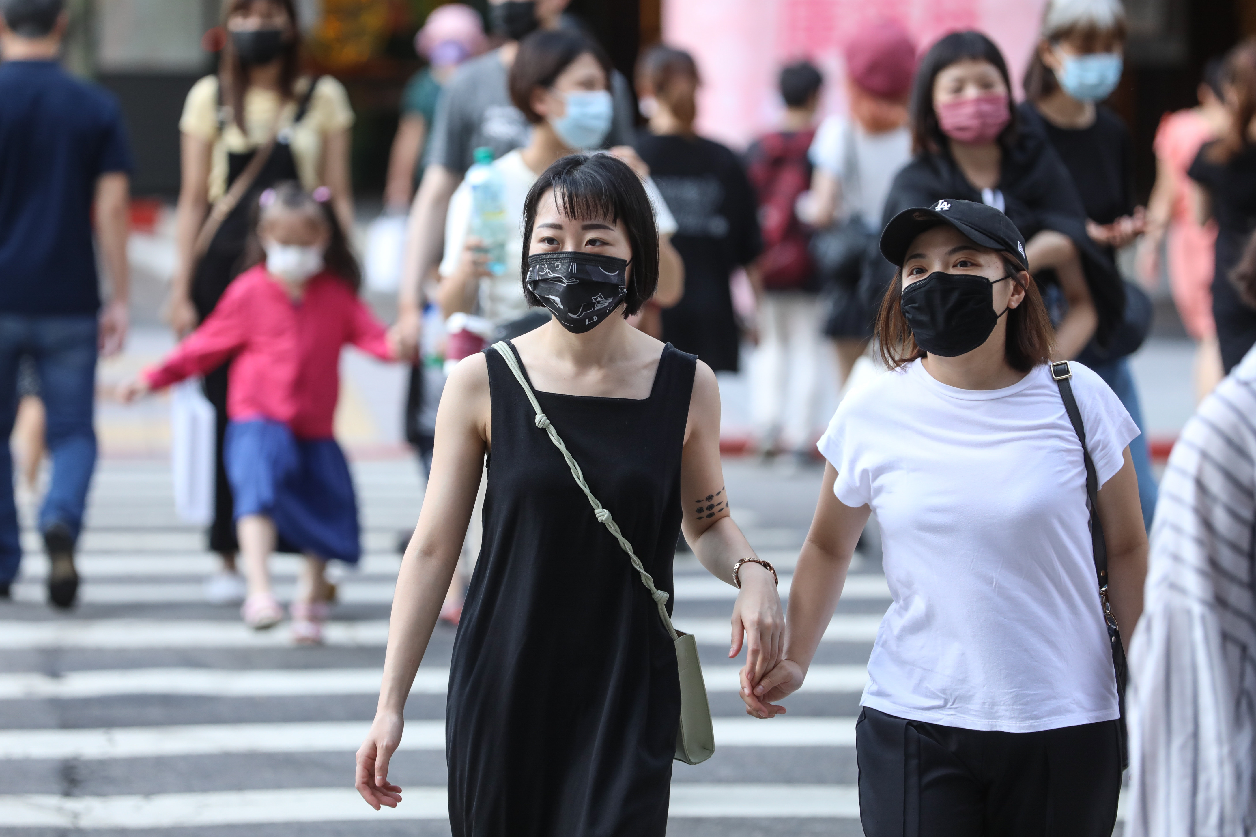 ▲新冠肺炎疫情漸趨緩，台北街頭逛街民眾明顯增加。（圖／記者林敬旻攝）