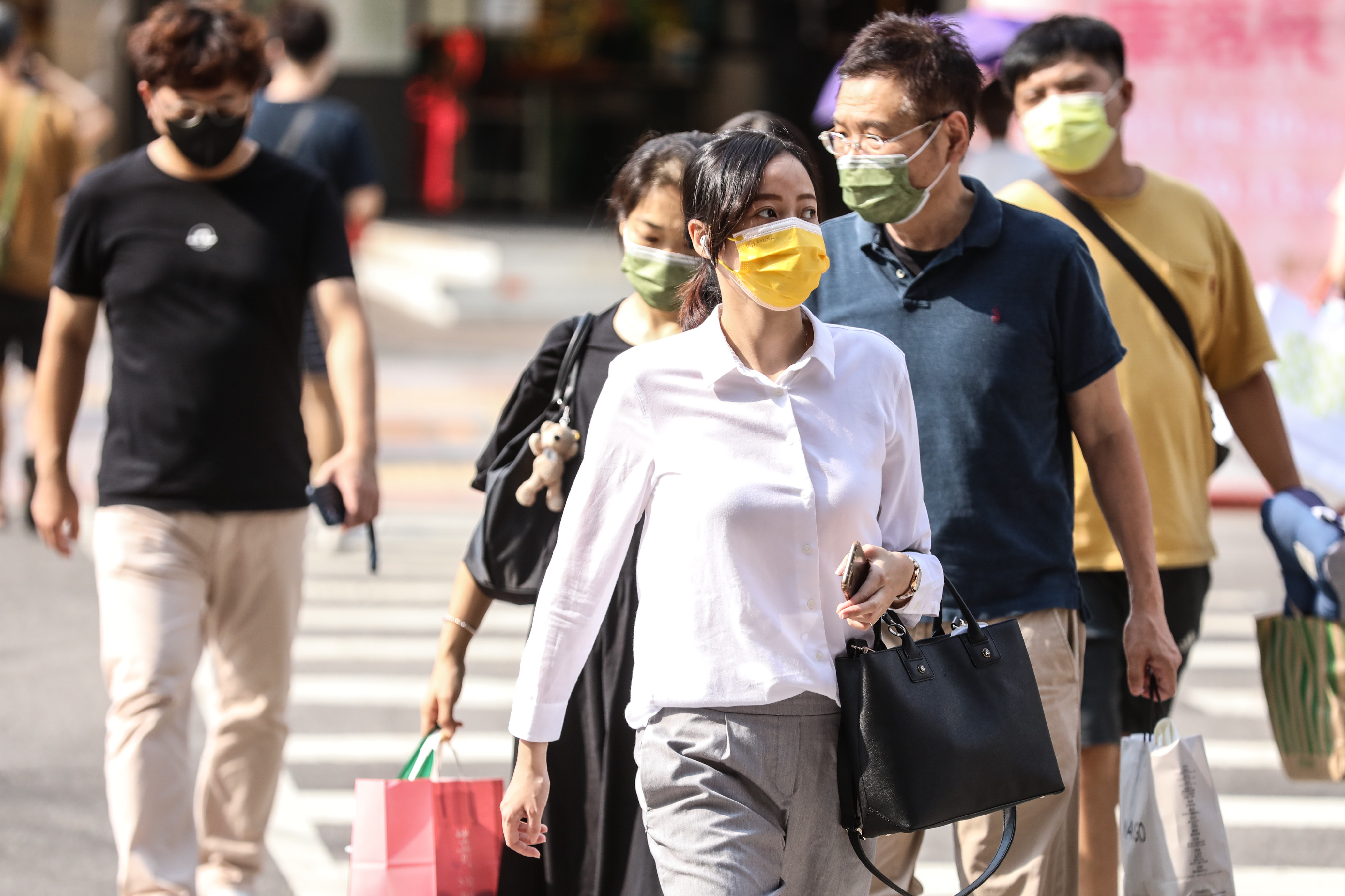 ▲新冠肺炎疫情漸趨緩，台北街頭逛街民眾明顯增加。（圖／記者林敬旻攝）