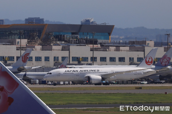 ▲▼日航載az疫苗抵台 。（圖／記者黃克翔攝）