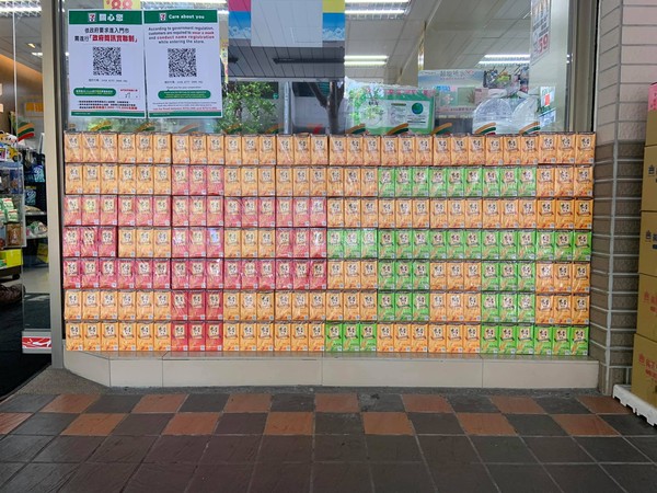 ▲▼超商店員用麥香系列飲料排出來的「中元」字樣。（圖／翻攝自Facebook／路上觀察學院）
