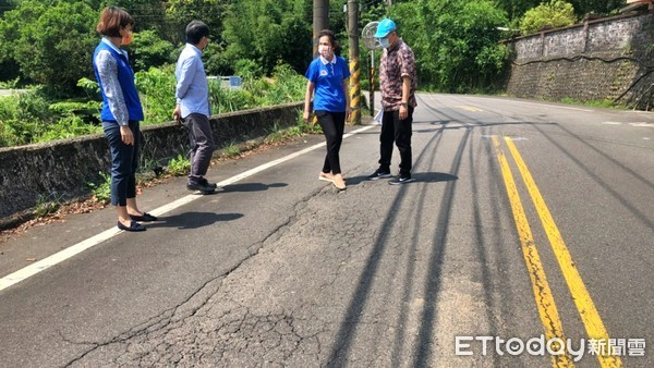 ▲萬里聯外道路坑疤藏危機 議員爭取百萬重塑「觀光最後一哩路」。（圖／記者郭世賢翻攝）