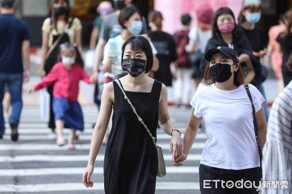 ▲新冠肺炎疫情漸趨緩，台北街頭逛街民眾明顯增加。（圖／記者林敬旻攝） 
