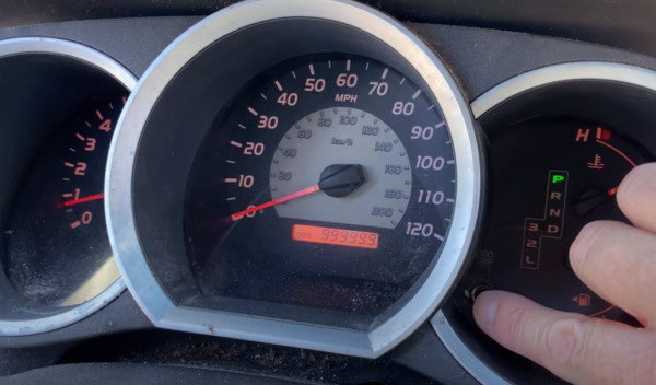 ▲TOYOTA Tacoma的車主Mike Neal 天天開800公里上班。（圖／翻攝YouTube-AutoJeff Reviews）