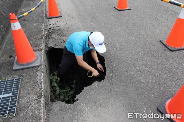 ▲斗南鎮東外環與台 1丁線交叉路口改善工程於本月1日通車，至今才過7天，新叉路所銜接的東明橋西面橋頭原先的一小洞，今日不堪通車後重型車載壓負荷而塌陷。（圖／記者蔡佩旻翻攝）