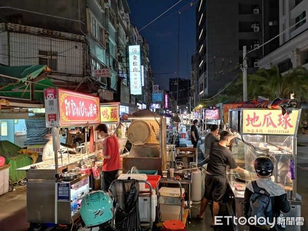 ▲▼饒河街 微解封 逛街 夜市 攤販 人潮 生計             。（圖／記者陳家豪攝）