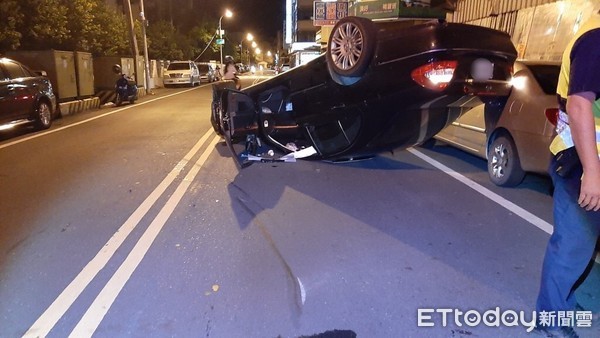 ▲潘姓男子疑酒駕失控撞及王姓女子自小客車後翻車，潘男酒測值超標，被當場逮捕送辦。（圖／記者林悅翻攝，下同）