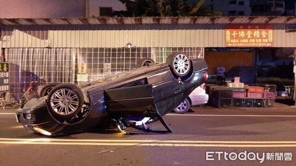 ▲潘姓男子疑酒駕失控撞及王姓女子自小客車後翻車，潘男酒測值超標，被當場逮捕送辦。（圖／記者林悅翻攝，下同）