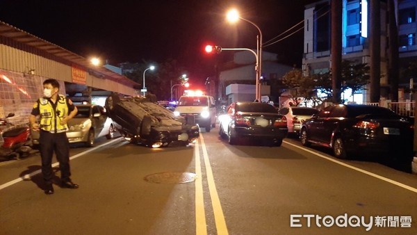 ▲潘姓男子疑酒駕失控撞及王姓女子自小客車後翻車，潘男酒測值超標，被當場逮捕送辦。（圖／記者林悅翻攝，下同）