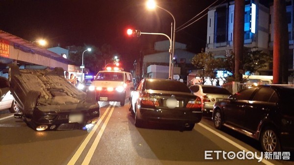 ▲潘姓男子疑酒駕失控撞及王姓女子自小客車後翻車，潘男酒測值超標，被當場逮捕送辦。（圖／記者林悅翻攝，下同）